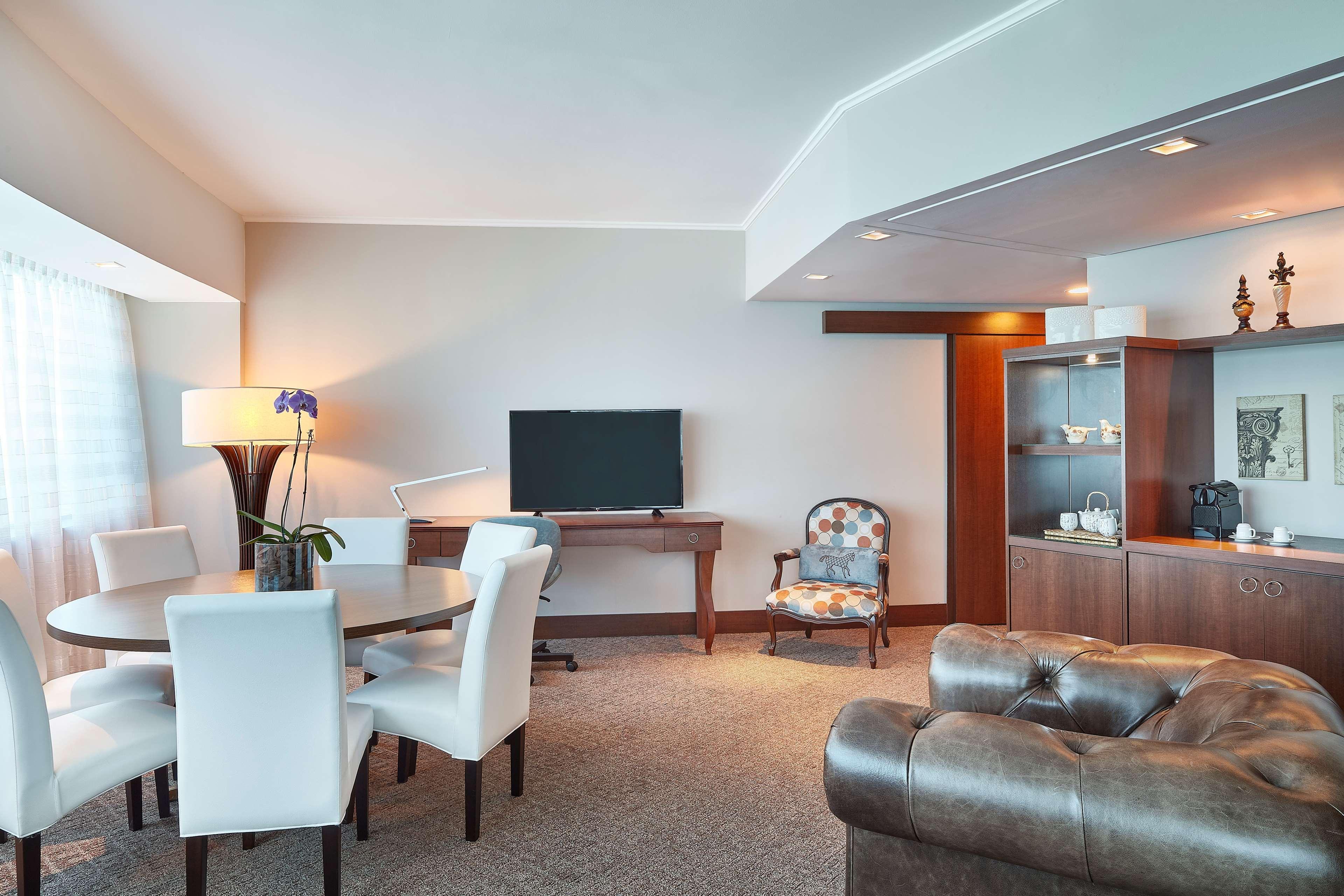 Hilton Porto Alegre, Brazil Hotel Exterior photo Suite at the hotel